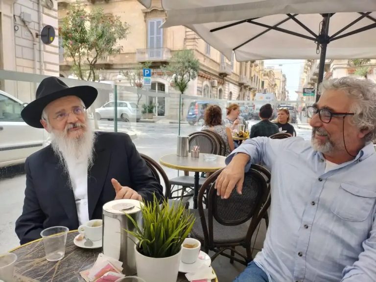 Visita del Rav Avraham Hazan alla sede della CASA DI AVRAHAM di Trani (BT). Con il dr. Vittorio Malcangi, direttore della Casa di Avraham.