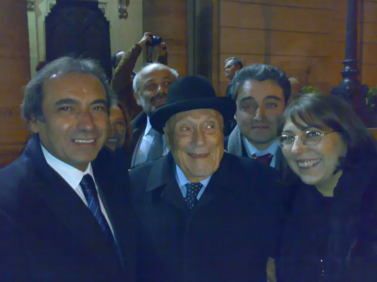 Il Morè Yisrael Dovid Bar Avraham Delle Donne con il Rabbino Capo Emerito Prof. Elio Toaff z"l. In occasione della accensione di Hanukkah al Tempio Maggiore di Roma. Presenti gli allievi dr. Pino Mauro Pironti e Maria Rosa De Palo
