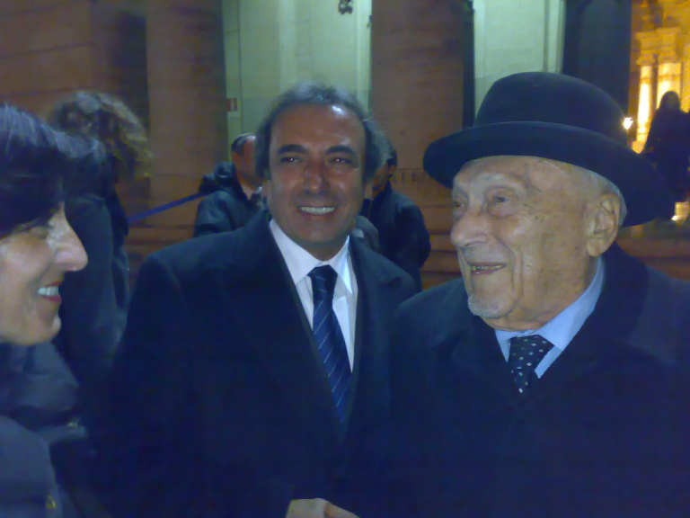 Il Morè Yisrael Dovid Bar Avraham Delle Donne con il Rabbino Capo Emerito Prof. Elio Toaff z"l. In occasione della accensione di Hanukkah al Tempio Maggiore di Roma.