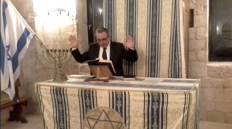 Il Morè Yisrael Dovid Bar Avraham Delle Donne in preghiera nella Sinagoga Scolanova a Trani.