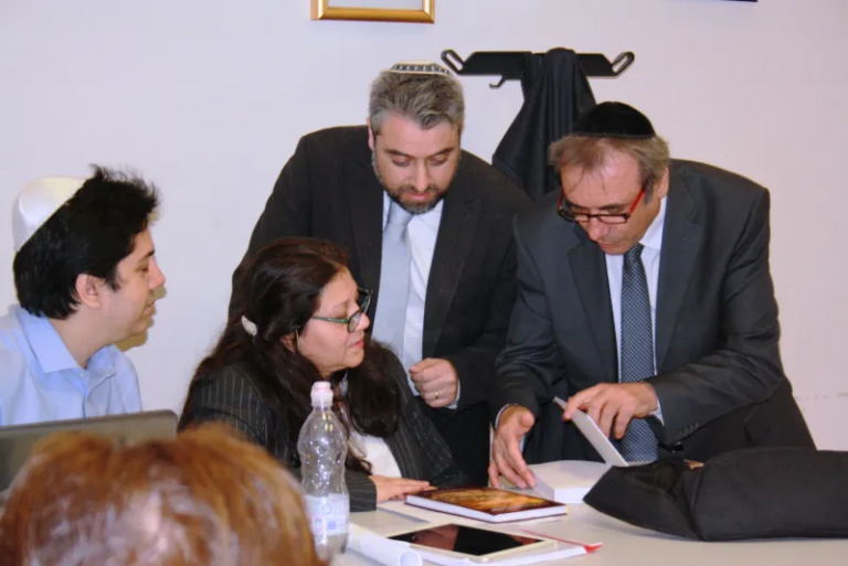 Il Morè Yisrael Dovid Bar Avraham Delle Donne con l'architetto Sonia Hidalgo Zurita. Nella sala riunioni del Tempio Maggiore di Roma, gentilmente concessa per l'occasione, visionano i disegni di costruzione del Terzo Tempio in Gerusalemme e i testi collegati. I piani sono stati consegnati dall'architetto nelle mani del Morè Dovid Bar Avraham Delle Donne.