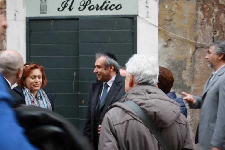 Il Morè Yisrael Dovid Bar Avraham Delle Donne con la Presidente della Comunità Ebraica di Roma Ruth Dureghello, il Segretario della Comunità Ebraica di Roma Emanuele Di Porto, Il Pastore Andrea Tanda e gli allievi. Il giorno del ricevimento dei piani per la costruzione del Terzo Tempio in Gerusalemme nel Tempio Maggiore di Roma.