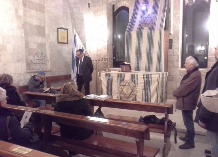 Il Morè Yisrael Dovid Bar Avraham Delle Donne con gli allievi Domenico Lamastra e dr. Vittorio Malcangi nella Sinagoga Scolanova a Trani. Viene letto un testo della Torah dal sig. Michele Parisi.