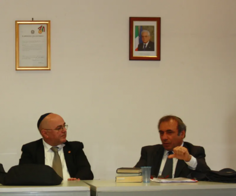 Il Morè Yisrael Dovid Bar Avraham Delle Donne con il Pastore Andra Tanda nella sala riunioni del Tempio Maggiore di Roma. in occasione del ricevimento dei disegni di costruzione del Terzo Tempio in Gerusalemme nella Sinagoga di Lungotevere.