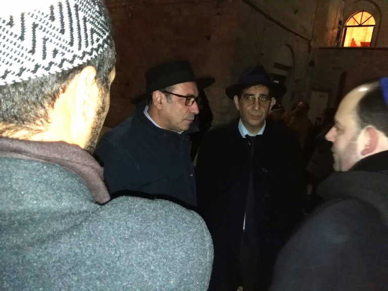Il Morè Yisrael Dovid Bar Avraham Delle Donne partecipa all'accensione di Hanukkah a Trani (BT). L'accensione è stata effettuata da Rav Ariel Finzi.