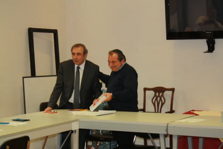 Il Morè Yisrael Dovid Bar Avraham Delle Donne con il Segretario della Comunità Ebraica di Roma Emanuele Di Porto. Il Morè Yisrael Dovid Bar Avraham Delle Donne dona una copia del libro "Brith Shalom - Patto di Pace" al Segretario della Comunità Emanuele Di Porto. Presso il Tempio Maggiore di Roma.