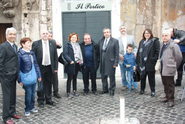 Il Morè Yisrael Dovid Bar Avraham Delle Donne con la Presidente della Comunità Ebraica di Roma Ruth Dureghello, il Segretario della Comunità Ebraica di Roma Emanuele Di Porto, Il Pastore Andrea Tanda e gli allievi. Il giorno del ricevimento dei piani per la costruzione del Terzo Tempio in Gerusalemme nel Tempio Maggiore di Roma.