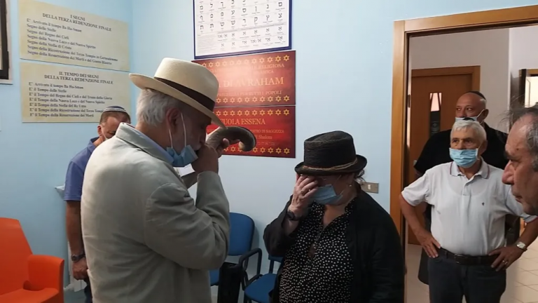 Il Rav Scialom Mino Bahbout in visita insieme alla moglie alla sede della Casa di Avraham a Trani. Il Rav. suona il Grande Shofar nella Sinagoga Universale della Casa di Preghiera per tutti i Popoli.