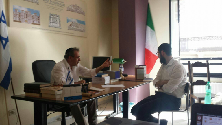 Il Morè Yisrael Dovid Bar Avraham Delle Donne ed il Rav Israel Piha a colloquio nello studio del Morè nella sede della CASA DI AVRAHAM a Trani (BT) Il tema, Confronto su come portare le sette Leggi Noachidi ai non Ebrei