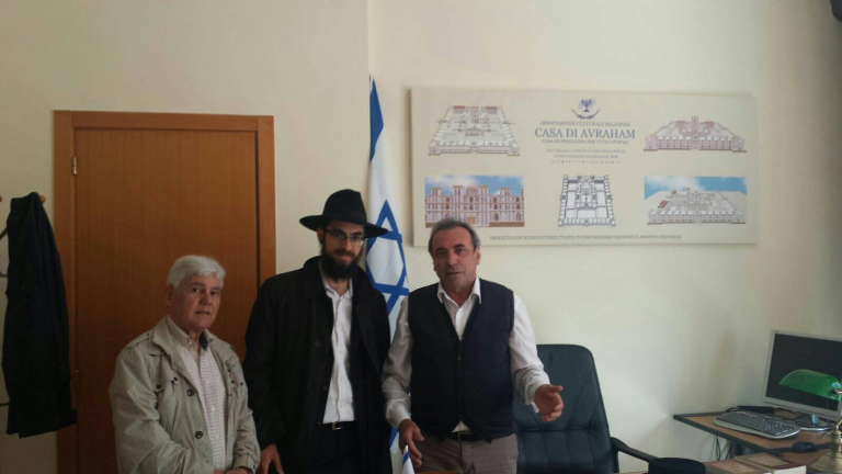 Il Morè Yisrael Dovid Bar Avraham Delle Donne, l'allievo Domenico Lamastra ed il Rav Israel Piha nello studio del Morè nella sede della CASA DI AVRAHAM a Trani (BT)