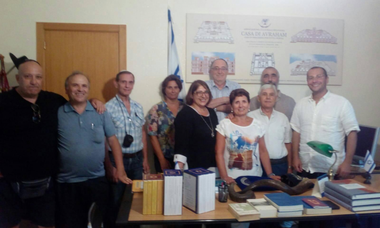 Alcuni ospiti, in particolare Jonathan Curci insieme ad alcuni allievi del Morè Yisrael Dovid Bar Avraham Delle Donne nella sede della Casa di Avraham a Trani (BT)