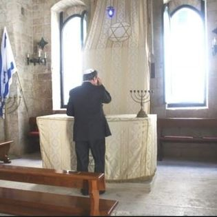 Il Morè Yisrael Dovid Bar Avraham Delle Donne in preghiera nella Sinagoga Scolanova a Trani. La preghiera dello Shemà Israel. IL TESTO COMPLETO Ascolta Israele il Signore è nostro D-o. Il Signore è uno. Benedetto il Suo nome glorioso per sempre. E amerai il Signore D-o tuo con tutto il tuo cuore, con tutta la tua anima e con tutte le tue forze. E metterai queste parole che Io - D-o - ti comando oggi, nel tuo cuore, e le insegnerai ai tuoi figli, pronunciandole quando riposi in casa, quando cammini per la strada, quando ti addormenti e quando ti alzi. E le legherai al tuo braccio, e le userai come separatore tra i tuoi occhi, e le scriverai sugli stipiti della tua casa e sulle tue porte - delle città. E sarà, se ascolterete i Miei comandamenti, che oggi vi do, di amare il vostro D-o e di onorarlo con tutto i vostro cuore, con tutta la vostra anima e con tutte le vostre forze, allora vi darò rugiada per le vostre terre, pioggia primaverile ed estiva, così raccoglierete le vostre granaglie, il vostro vino ed il vostro olio, e darò erba per il tuo bestiame, e mangerete e sarete soddisfatti. Ma guardatevi dall’aprire i vostri cuori a rivolgervi al culto di altri dei, e di adorarli, perché allora l’ira di D-o sarà contro di voi, e chiuderà il cielo, e non ci sarà rugiada, e la terra non darà il suo prodotto, e passerete (sarete estinti) rapidamente dalla buona terra che D-o vi ha dato. E (quindi) mettete queste parole nel vostro cuore e nella vostra anima, e siano come parole sulle vostre mani e tra i vostri occhi, e insegnatele ai vostri figli, e pronunciatele quando riposate nelle vostre case, quando camminate per strada, quando vi addormentate e quando vi alzate, e scrivetele sugli stipiti delle vostre case e sulle vostre porte. Così saranno moltiplicati i vostri giorni e di giorni dei vostri figli nella terra che D-o promise ai vostri padri di dare loro, per tanto quanto durano i giorni del cielo sulla terra. E D-o disse a Mosè: dì ai figli di Israele di fare d’ora in poi delle frange agli angoli dei loro vestiti, e vi sia un filo azzurro in ognuna di queste frange. Questi saranno i vostri zizzit, e guardandoli ricorderete i precetti divini, e li osserverete, e non seguirete i - vezzi del - vostro cuore e - le immagini dei - vostri occhi, che vi fanno deviare seguendoli. Così ricorderete e osserverete tutti i precetti, e sarete santi per il vostro D-o. Io sono il Signore D-o vostro, che vi ha fatto uscire dalla terra di Egitto per essere il vostro D-o, Io sono il Signore, vostro D-o.