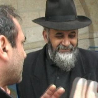 Il Morè Yisrael Dovid Bar Avraham Delle Donne con i Rabbini al Kotel (Muro del Tempio o Muro del Pianto) a Gerusalemme.
