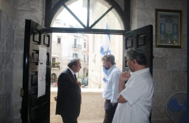 Il Morè Yisrael Dovid Bar Avraham Delle Donne e l'allievo dr. Vittorio Malcangi con il Prof. Francesco Lotoro nella Sinagoga Scolanova a Trani (BT).