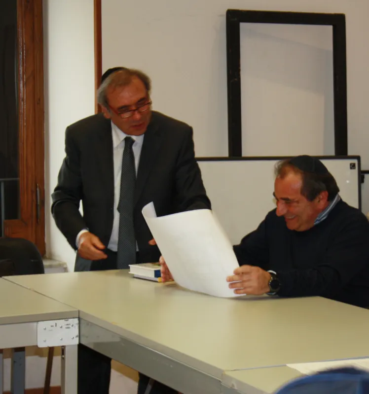 Il Morè Yisrael Dovid Bar Avraham Delle Donne con il Segretario della Comunità Ebraica di Roma Emanuele Di Porto. Nella sala riunioni del Tempio Maggiore di Roma, gentilmente concessa per l'occasione, visionano i disegni di costruzione del Terzo Tempio in Gerusalemme. I piani sono stati consegnati dall'architetto Sonia Hidalgo Zurita nelle mani del Morè Dovid Bar Avraham Delle Donne.