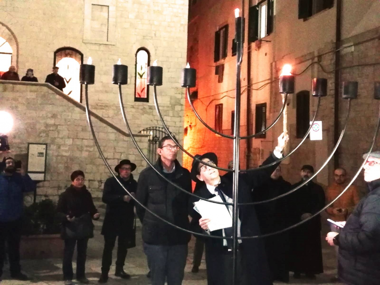Il Morè Yisrael Dovid Bar Avraham Delle Donne partecipa all'accensione di Hanukkah a Trani (BT). L'accensione è stata effettuata da Rav Ariel Finzi.
