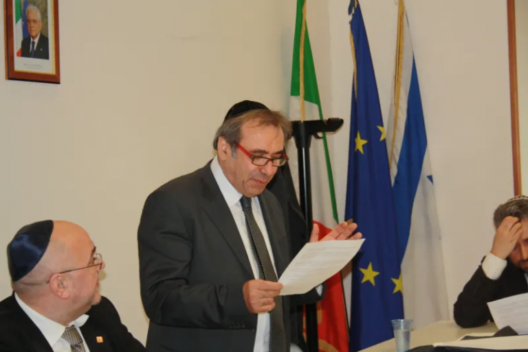 Il Morè Yisrael Dovid Bar Avraham Delle Donne con il Pastore Andra Tanda nella sala riunioni del Tempio Maggiore di Roma. in occasione del ricevimento dei disegni di costruzione del Terzo Tempio in Gerusalemme nella Sinagoga di Lungotevere