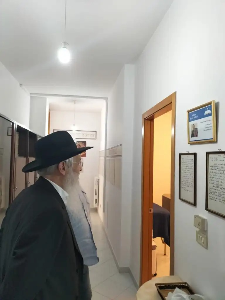 Visita del Rav Avraham Hazan alla sede della CASA DI AVRAHAM di Trani (BT). Il Rav è intento a leggere i documenti relativi al Ghiur del Morè Yisrael Dovid Bar Avraham Delle Donne.